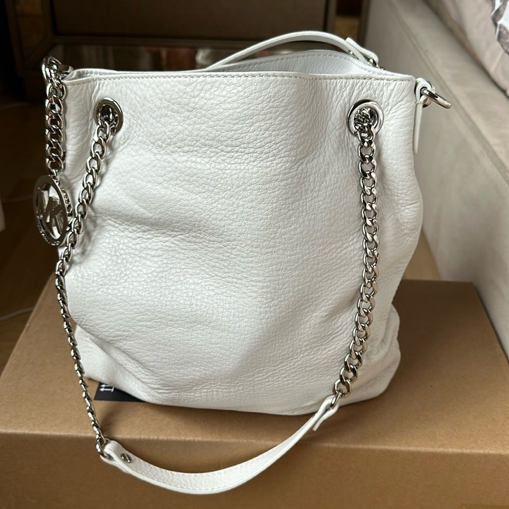 New Michael kors white color bag never wore it very clean inside